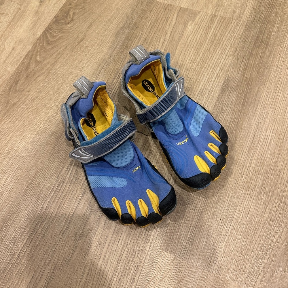 Elk Blue and Yellow Water Shoes with Five-Toe Design Women’s Vibram 5 Finger sho